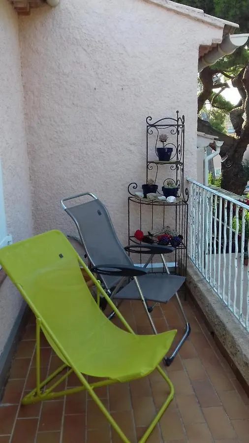 Appart Au Calme, Climatise, Avec Parking, 2 Pas Des Plages, Hyeres Le Port Apartment 0*,
